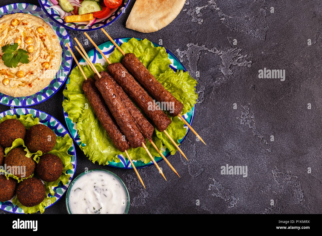 Klassische Döner, Falafel und Hummus auf die Teller. Ansicht von oben, kopieren. Stockfoto