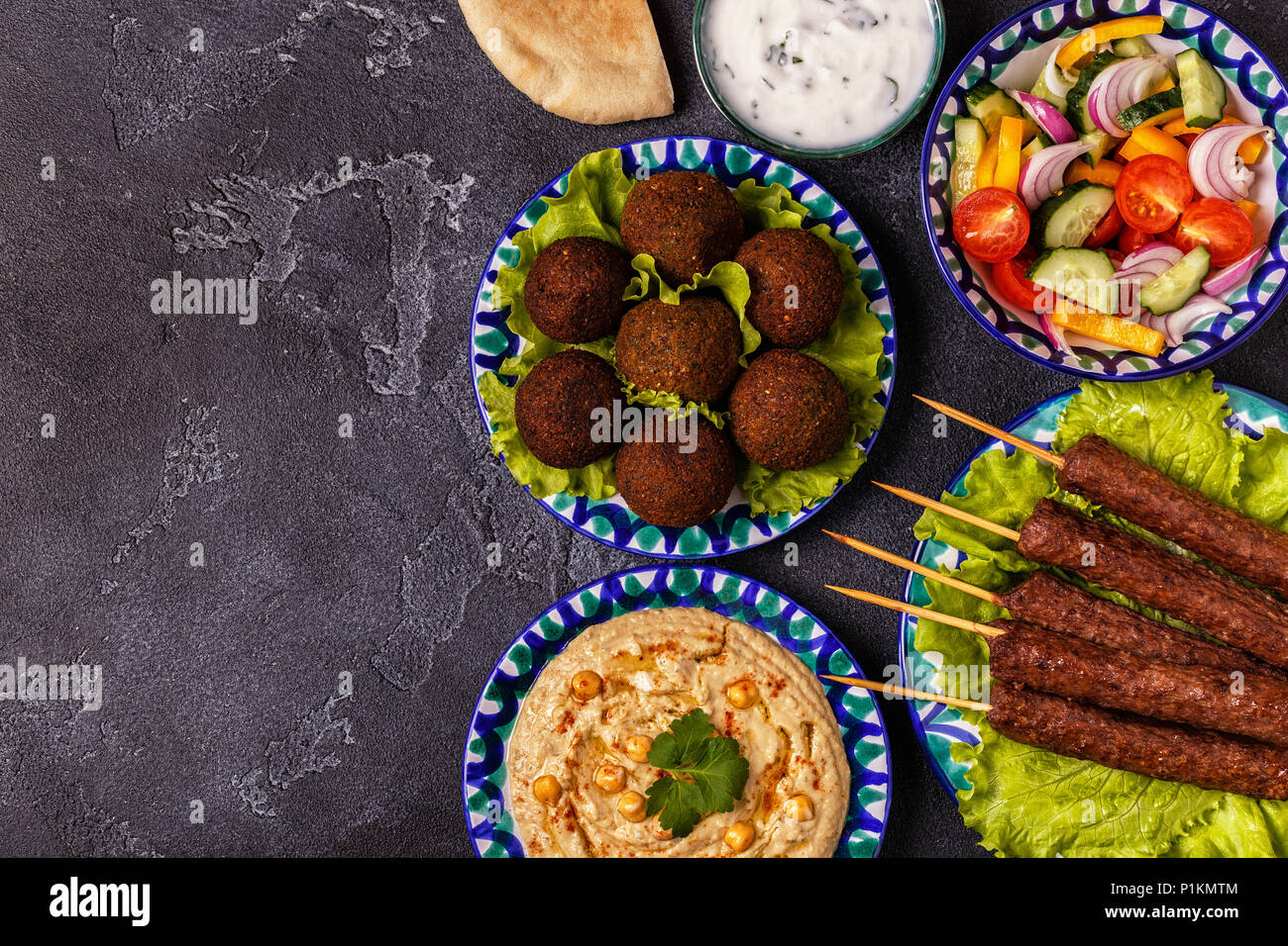Klassische Döner, Falafel und Hummus auf die Teller. Ansicht von oben, kopieren. Stockfoto