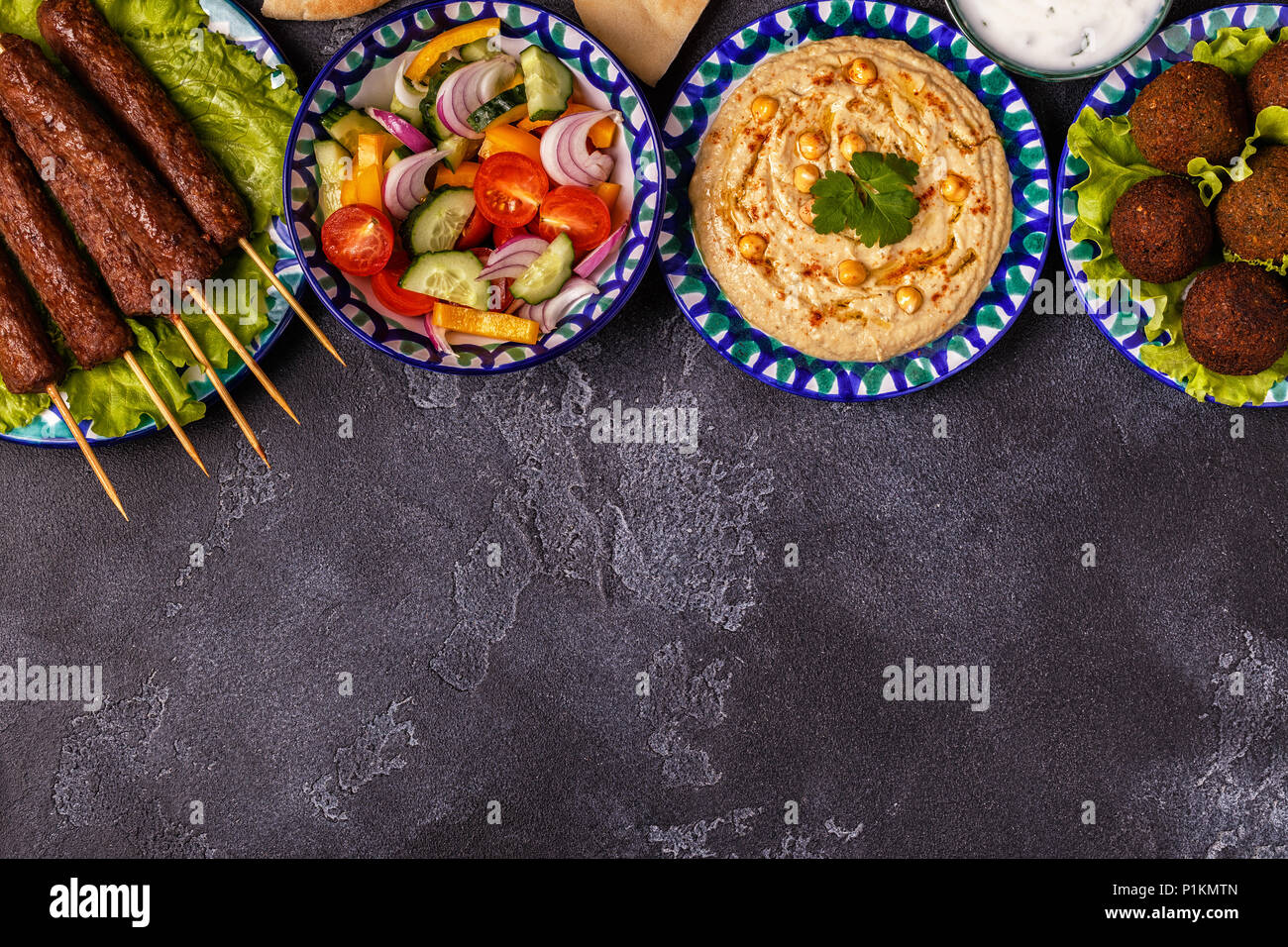 Klassische Döner, Falafel und Hummus auf die Teller. Ansicht von oben, kopieren. Stockfoto