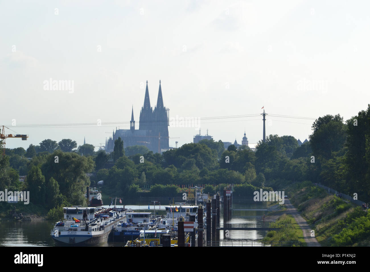 Blick in den Mülheimer Hafen von der Fußgängerbrücke am Rheinpark Köln Mülheim 2014 Stockfoto