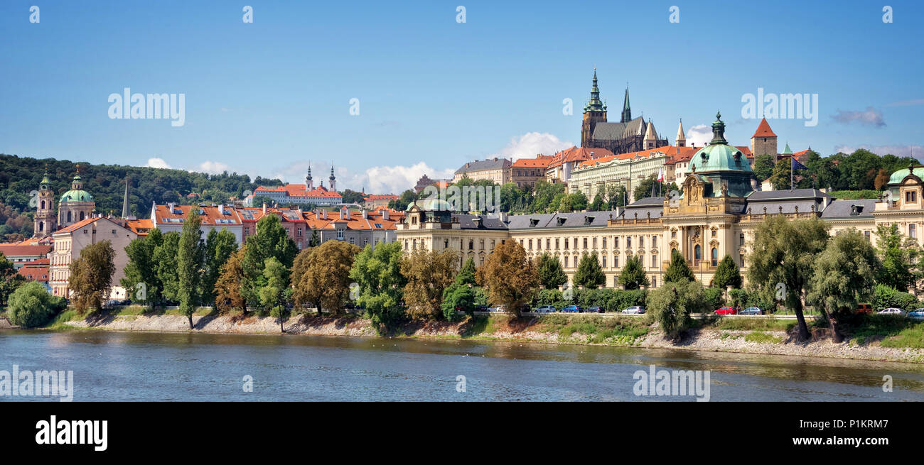Panorama der Prager Burg und die Moldau, Tschechische Republik Stockfoto