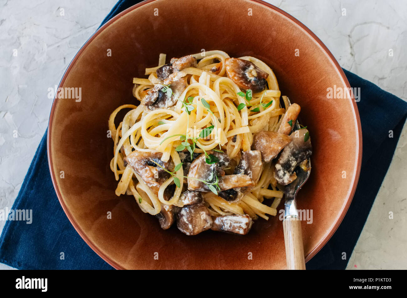 Italienisches Essen Konzept. Pasta mit Pilzen und cremiger Sauce. Ansicht von oben. Stockfoto
