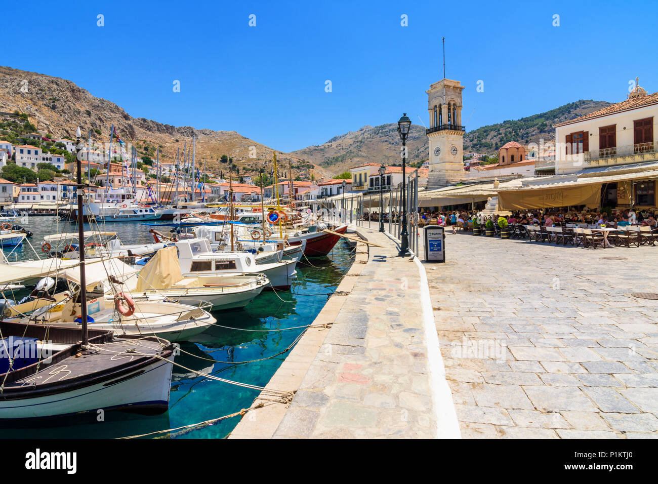 Die Hydra cafe gesäumten Uferpromenade, die Stadt Hydra, Hydra, Griechenland Stockfoto