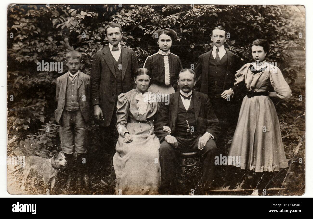 Die tschechoslowakische Republik - circa 1930s: Vintage Foto zeigt eine große bürgerliche Familie im Freien dar. Schwarz & Weiß antik Fotografie. Stockfoto