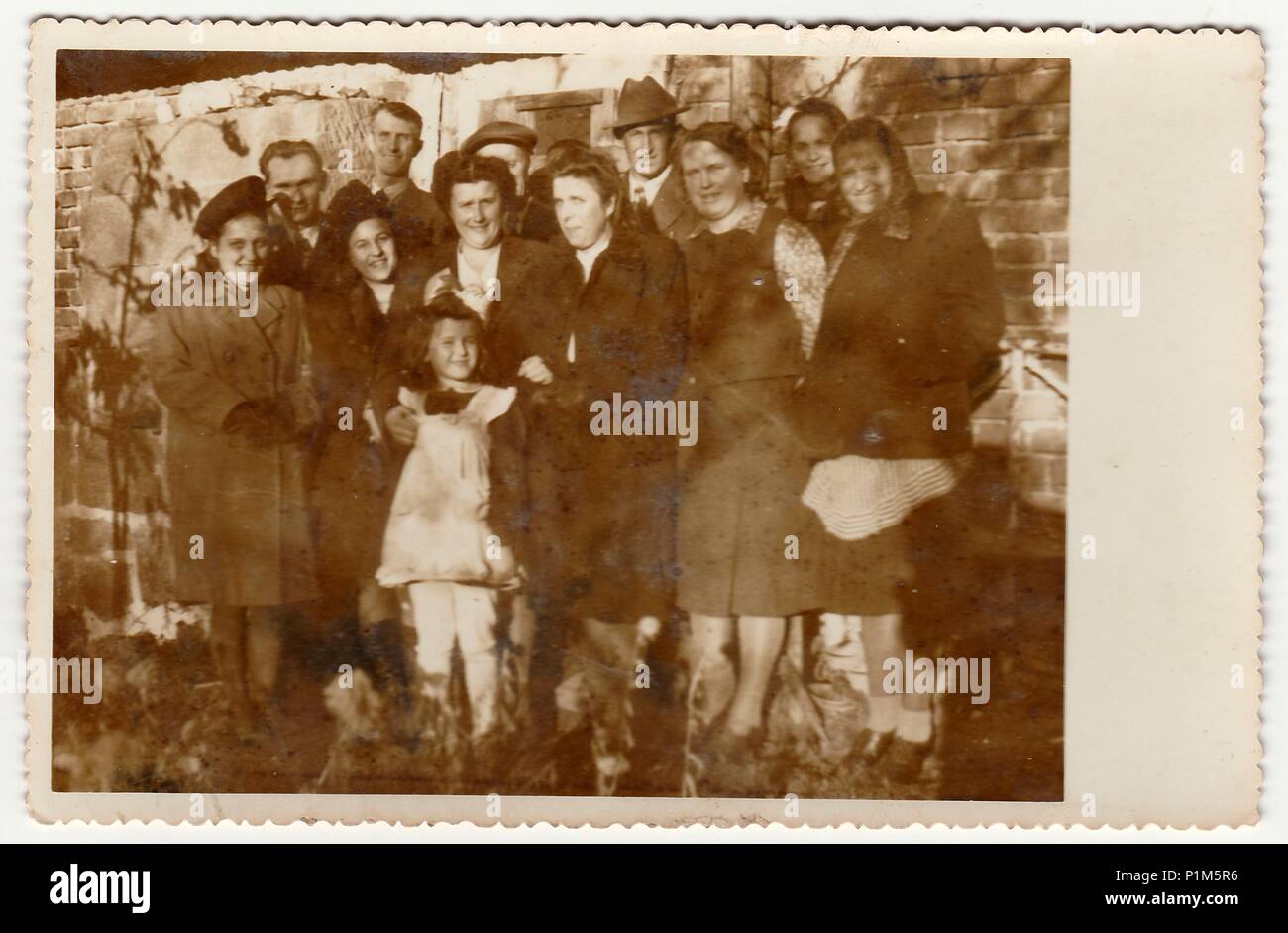Die tschechoslowakische Republik - circa 1950s: Vintage Foto zeigt eine große Familie im Freien dar. Schwarz & Weiß antik Fotografie. Stockfoto