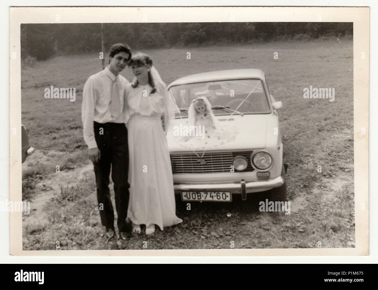 Die tschechoslowakische SOZIALISTISCHE REPUBLIK - circa 1970 s: Retro Foto zeigt Brautpaare und Hochzeit Auto. Schwarz & Weiß vintage Fotografie. Stockfoto