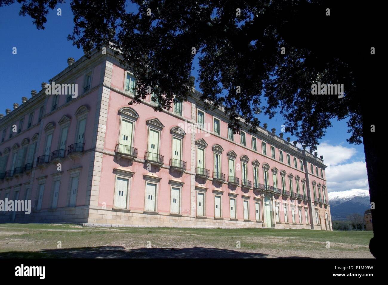 Palacio de Riofrío desde Bosque de encinas. Stockfoto