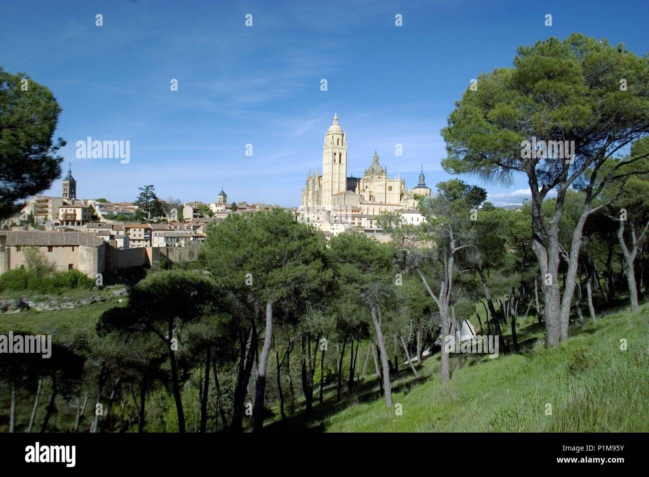 Segovia Kapital; Vista de la Catedral y Ciudad mittelalterlichen desde el Paseo de Hoyos. Stockfoto