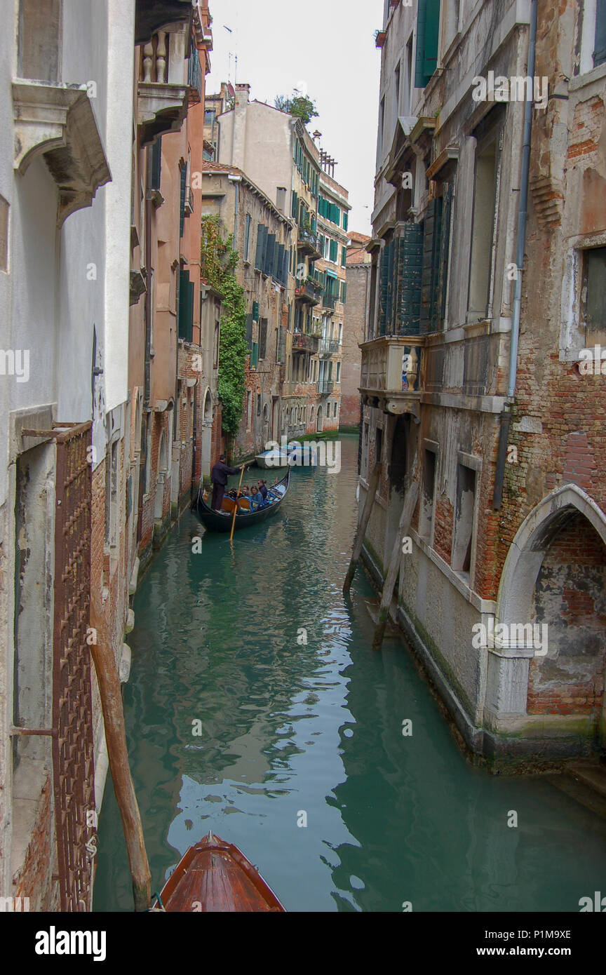 Klassische Ansicht der schmalen Rückseite cana mit Gondel und schiefen Gebäude, Venedig, Italty Stockfoto