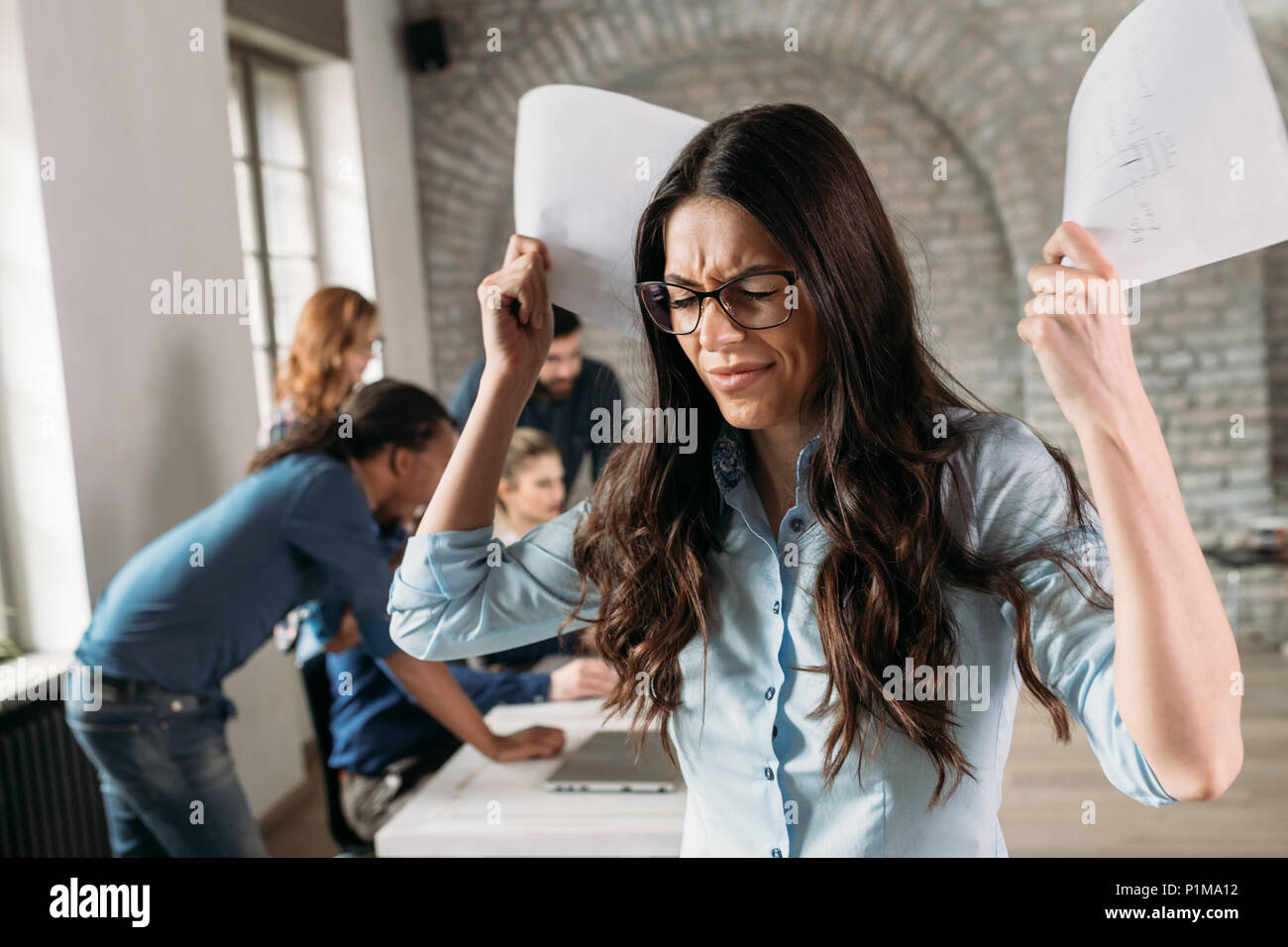 Bild von Angry überarbeitete Geschäftsfrau im Büro Stockfoto