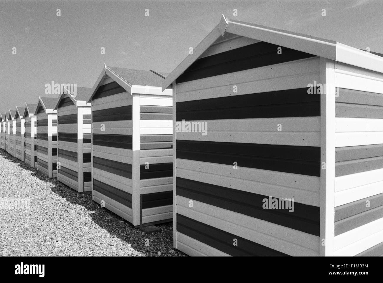 Reihe der Umkleidekabinen am Strand von Hastings Beach, an der Küste von Sussex, UK Stockfoto