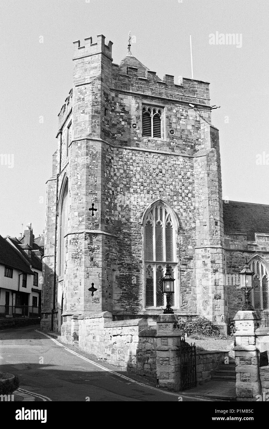 St Clements Kirchturm und Croft Straße in der Altstadt von Hastings, East Sussex, Großbritannien Stockfoto