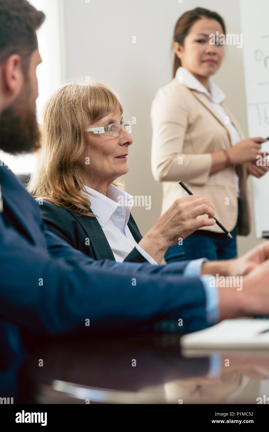 Porträt einer Frau mittleren Alters mit einer beeindruckenden Karriere im Top Management eines erfolgreichen Unternehmens während der Sitzung im Büro Stockfoto