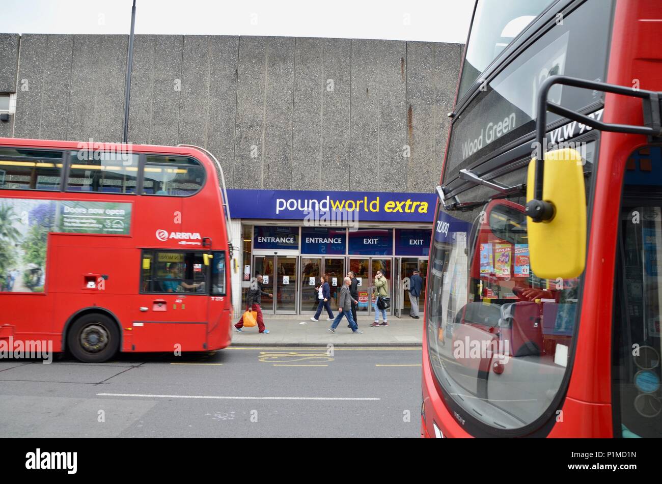 Das mit dem grünen Holz Zweig der poundworld extra North London N22 GB Stockfoto