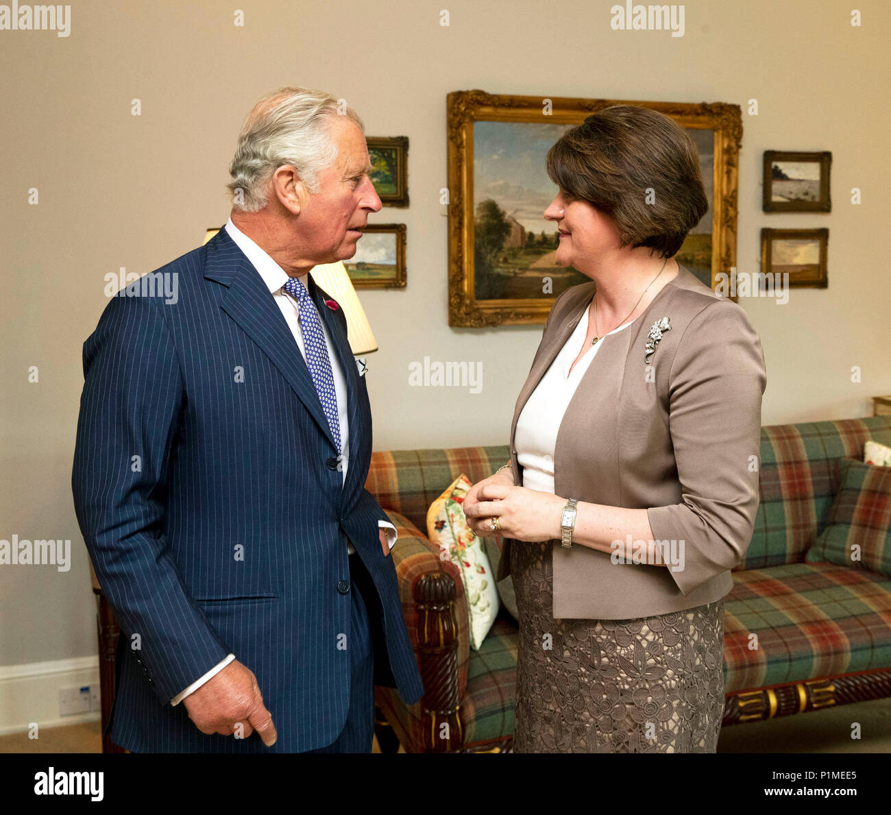 Der Prinz von Wales trifft Führer der Democratic Unionist Party Arlene Foster auf Hillsborough Castle, während seiner zweitägigen Reise in den Norden der Insel. Stockfoto