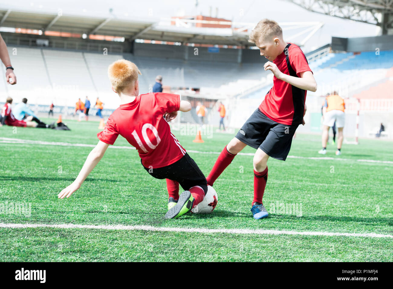 Kinder Fußballspiel Stockfoto