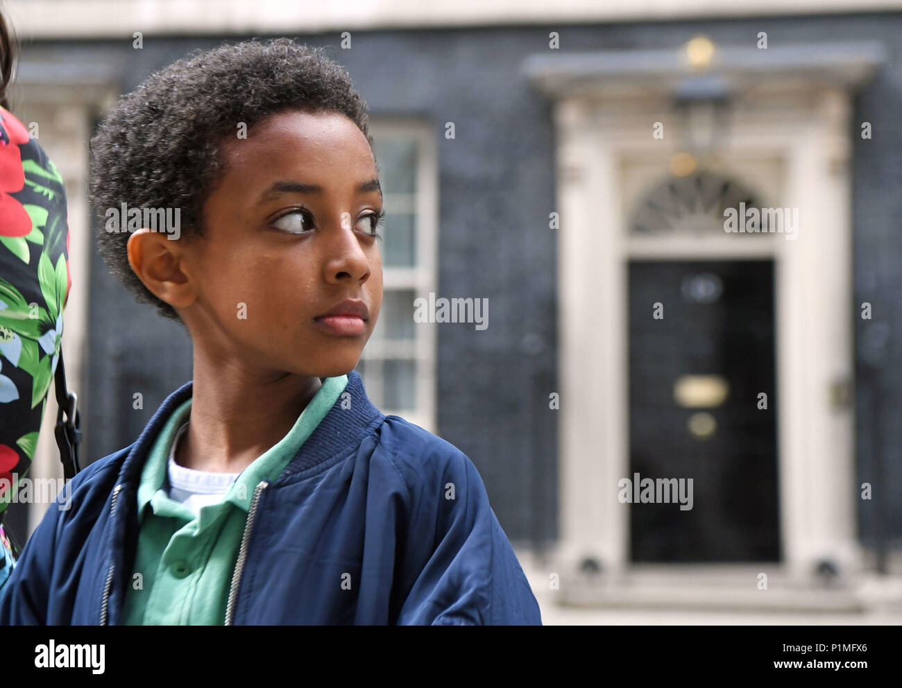 Alexander Zacharias außerhalb 10 Downing Street in London, vor einem Grün für Grenfell Rezeption, bewirtet durch Premierminister Theresa May, mit Kindern durch den Brand betroffen. Stockfoto