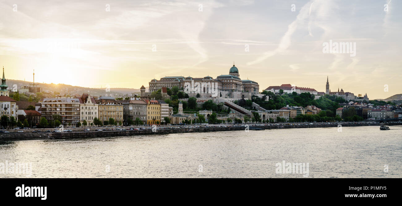 Auf der Budaer Seite von Budapest und die Budaer Burg von der Donau bei Sonnenuntergang Stockfoto