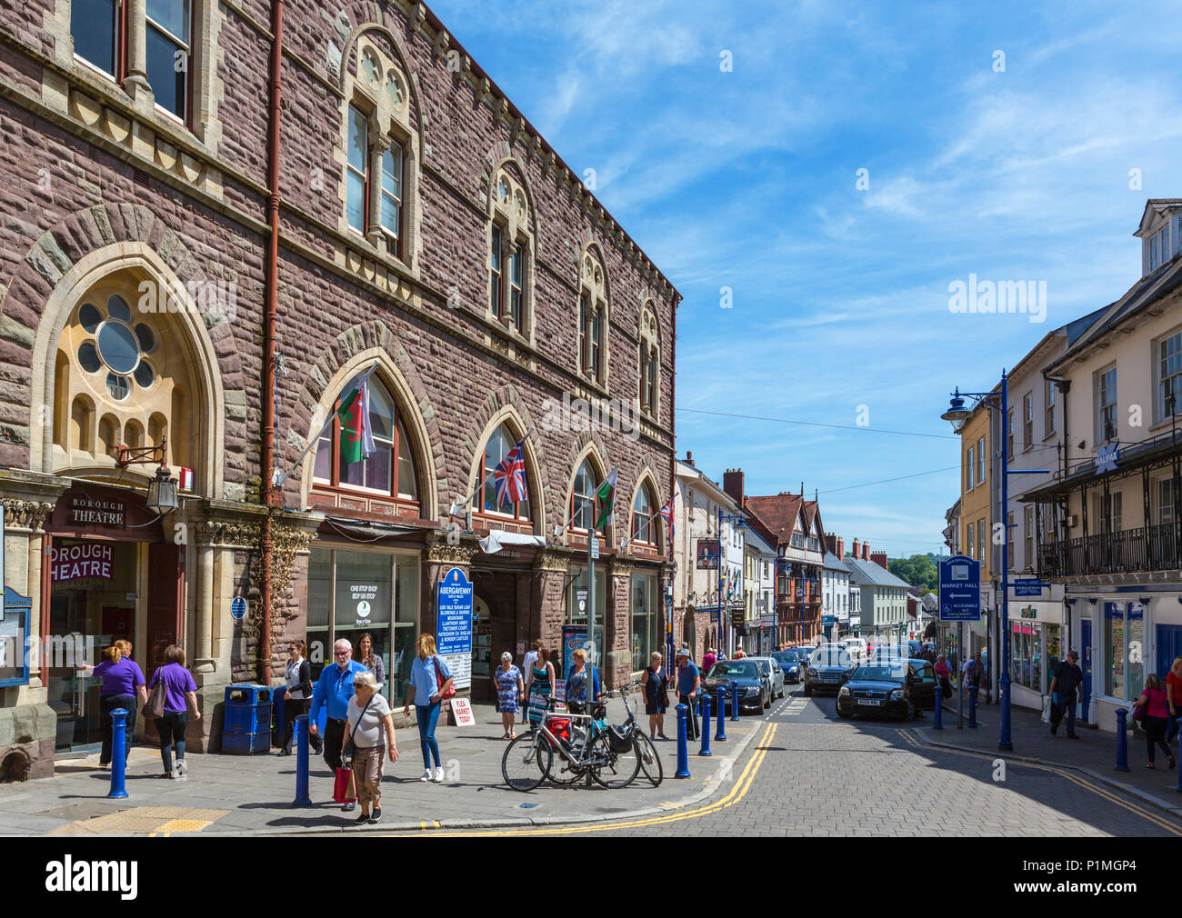Geschäfte und Theater auf der Straße im Zentrum der Stadt, Abergavenny, Monmouthshire, Wales, Großbritannien Stockfoto