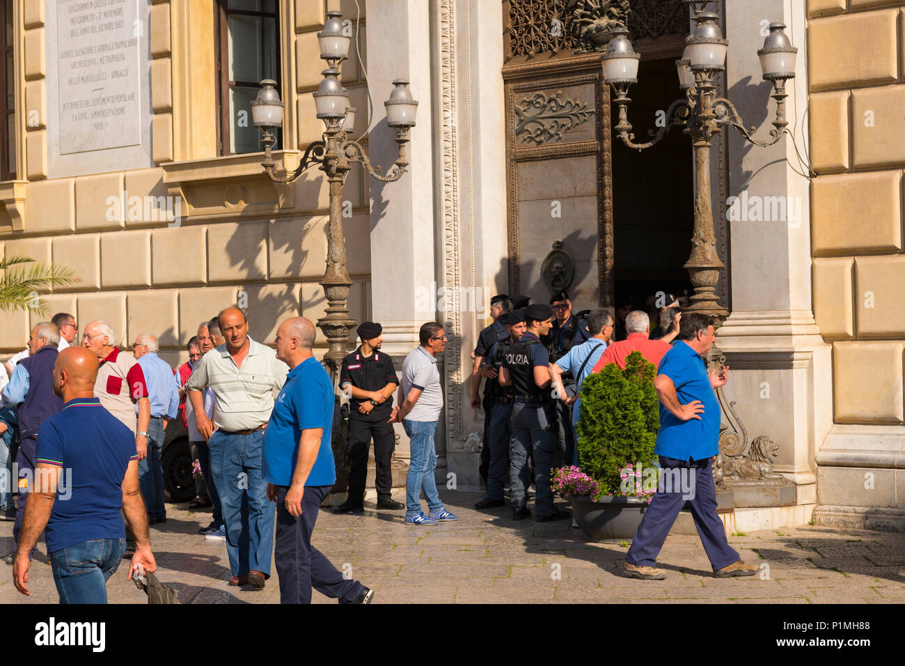 Italien Sizilien Palermo Piazza Pretoria Rathaus Rathaus Community Center center Leute Polizei Demonstration street scene Leuchten Türen Tore Stockfoto