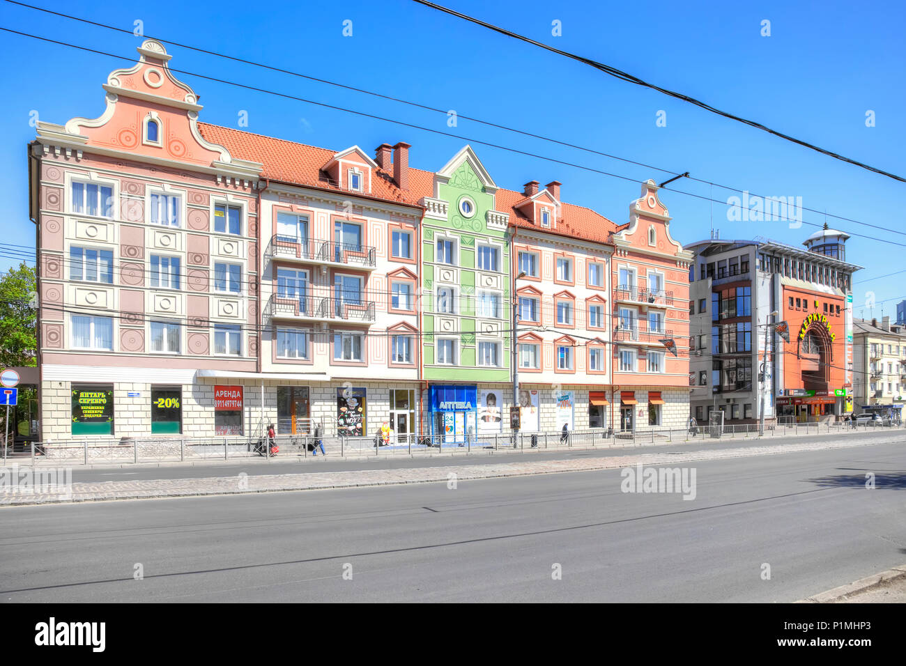 KALININGRAD, Russland - Mai 04.2018: Fassade eines schön restaurierten Haus am Leninsky Prospekt Stockfoto