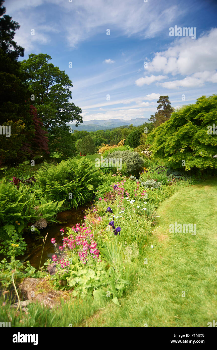 Holehird Gardens ist eine umfangreiche, 10 Hektar großen Gelände in der Nähe von Windermere, Cumbria, England. Es ist die Heimat der Lakeland Gartenbaugesellschaft Stockfoto