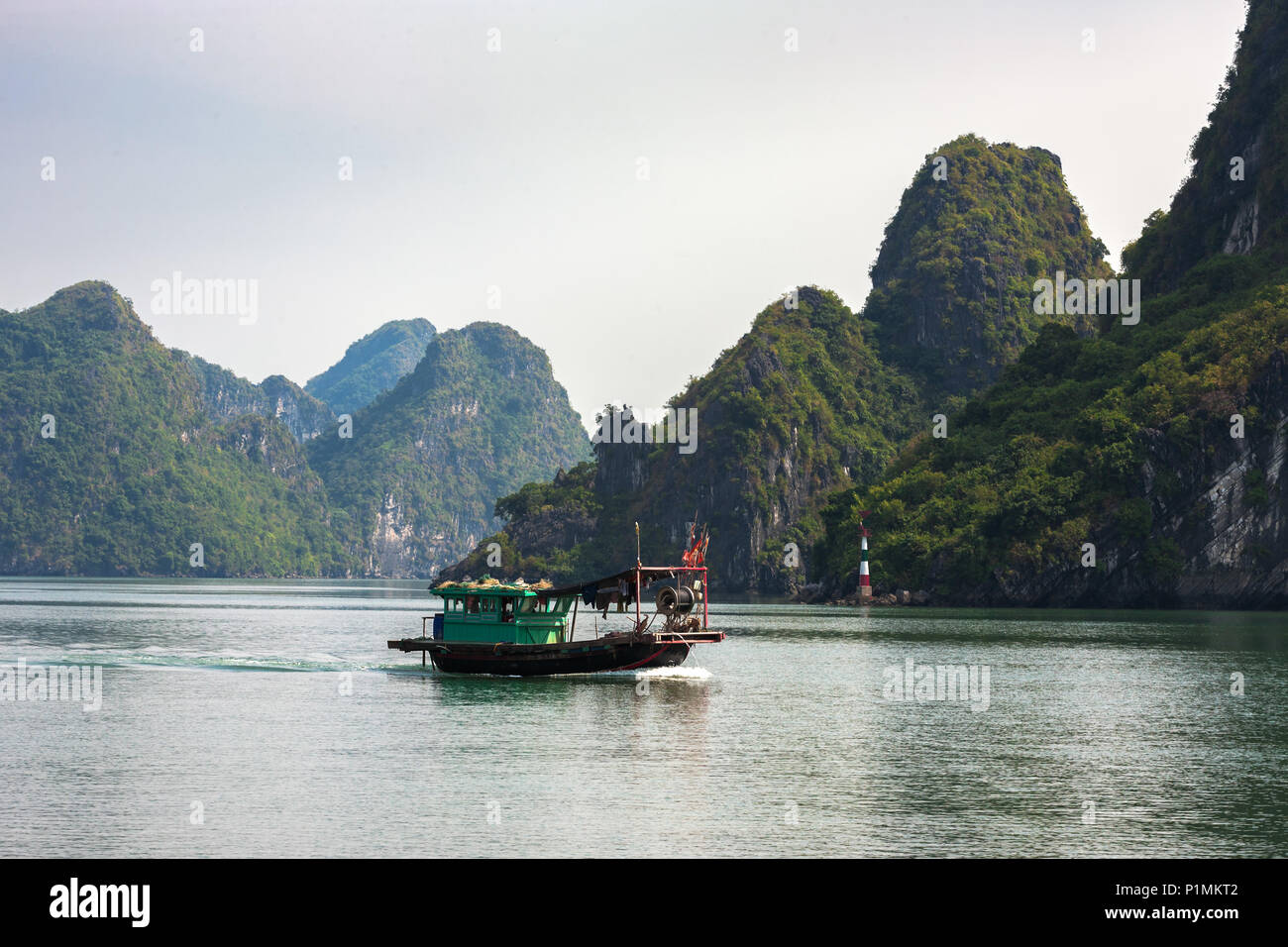 Lokale Frachtschiff in der Meerenge nordöstlich der Insel Cat Ba, Ha Long Bay, Quang Ninh, Vietnam Stockfoto