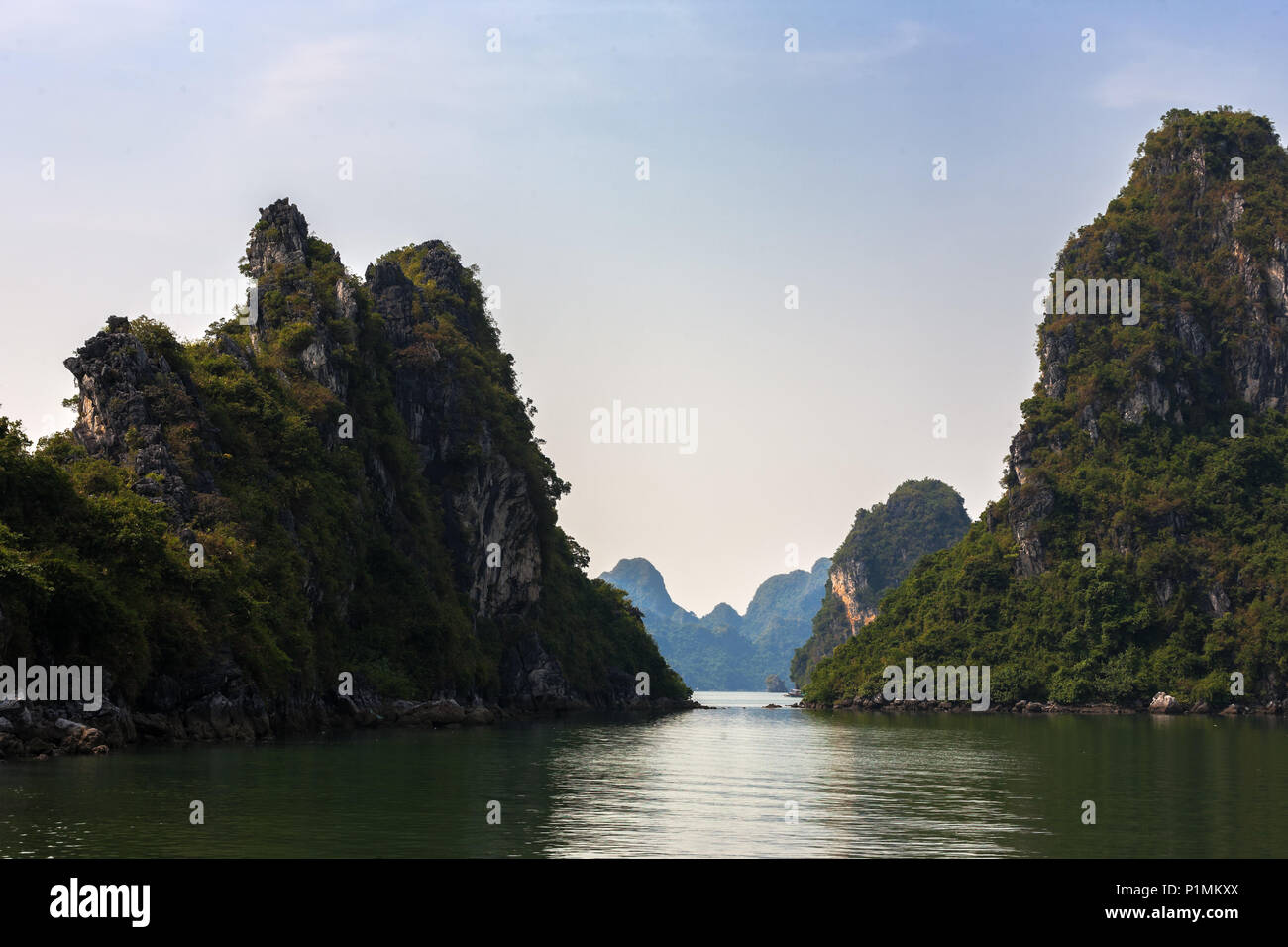 Spektakuläre karstige Landschaft in Ha Long Bay, in der Nähe von hòn Vạn Bội, quảng Ninh Provinz, Vietnam Stockfoto