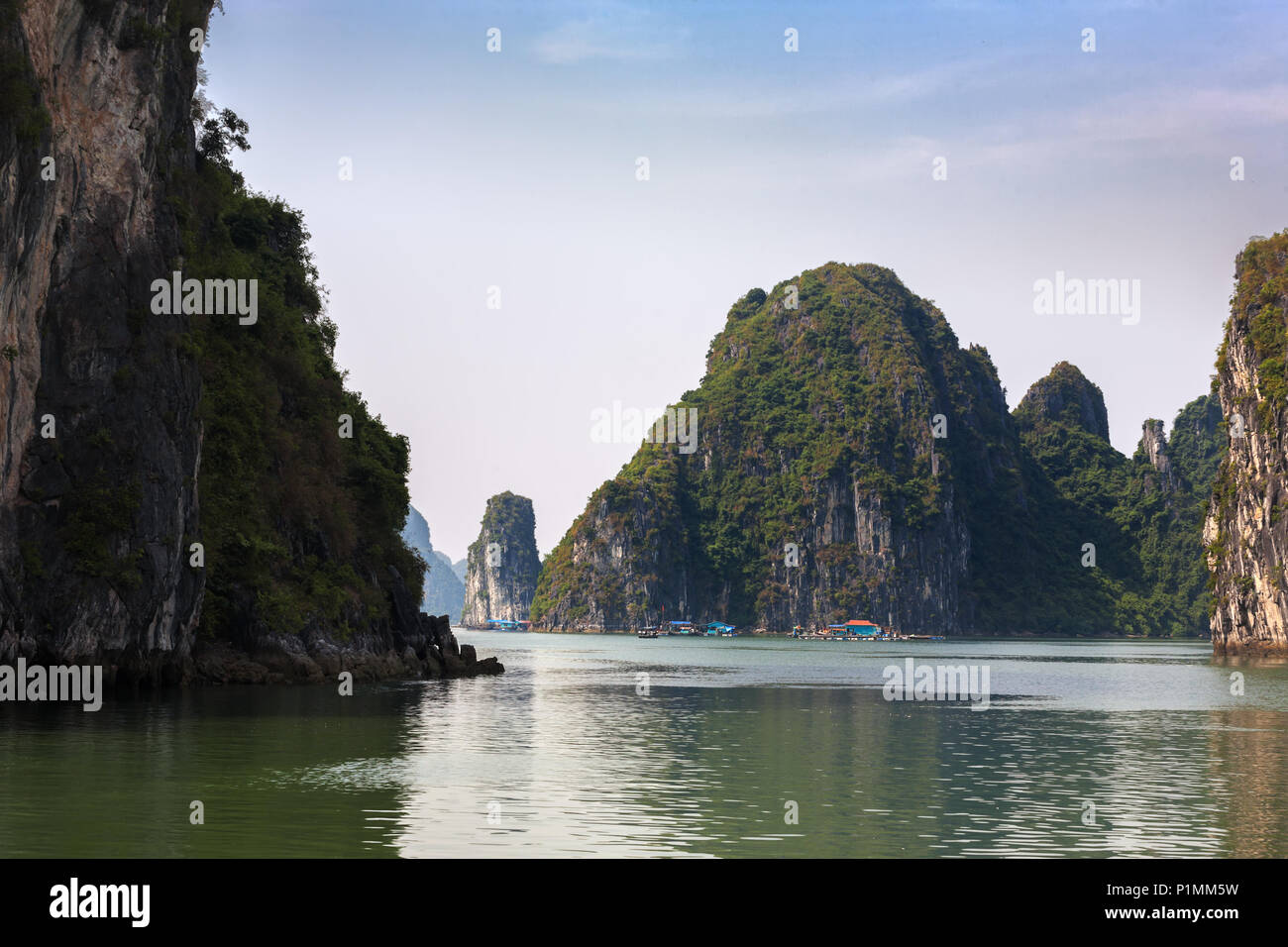 Schwimmendes Dorf unter den Klippen von Hòn Vẻn, Ha Long Bay, Quang Ninh, Viet Nam Stockfoto