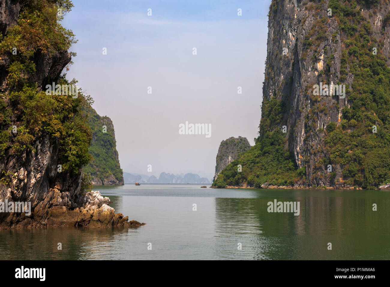 Der Kanal südlich von Hon Van Boi, Ha Long Bay, Quang Ninh, Vietnam Stockfoto