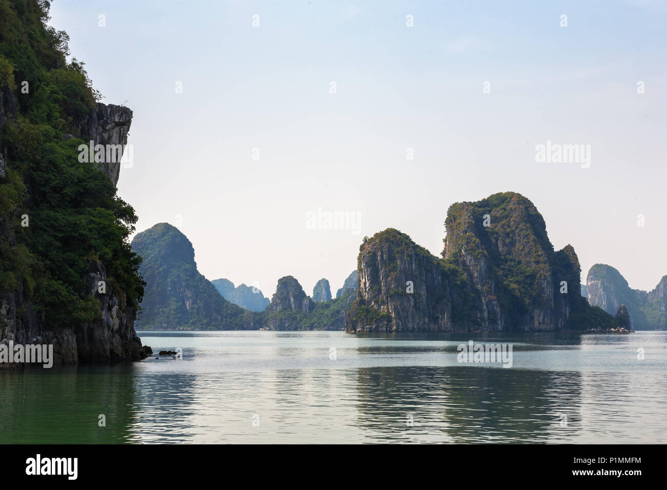 Der Kanal nördlich der Insel Cat Ba, Ha Long Bay, Quang Ninh, Vietnam Stockfoto