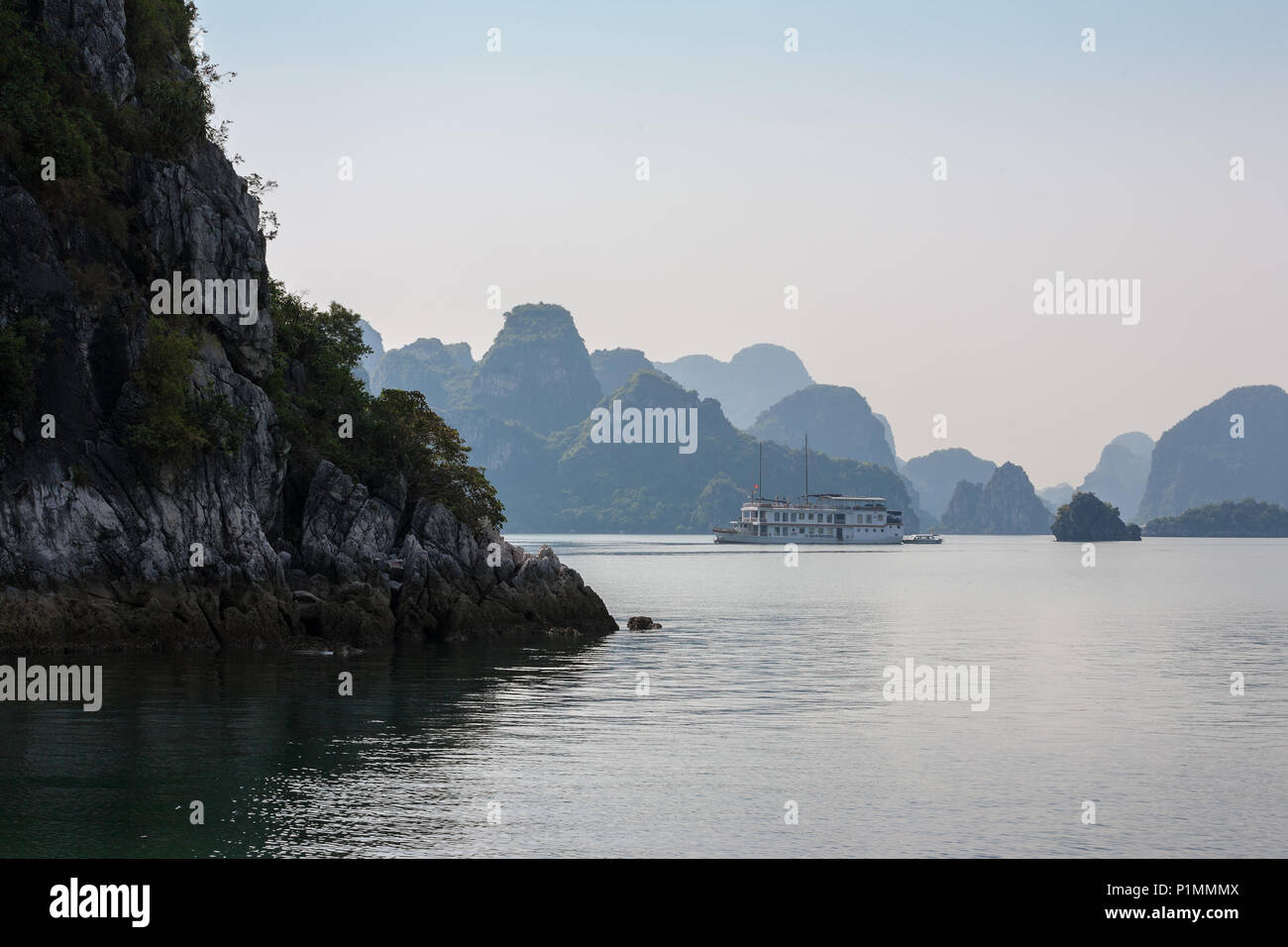 Der Kanal nördlich der Insel Cat Ba, Ha Long Bay, Quang Ninh, Vietnam Stockfoto