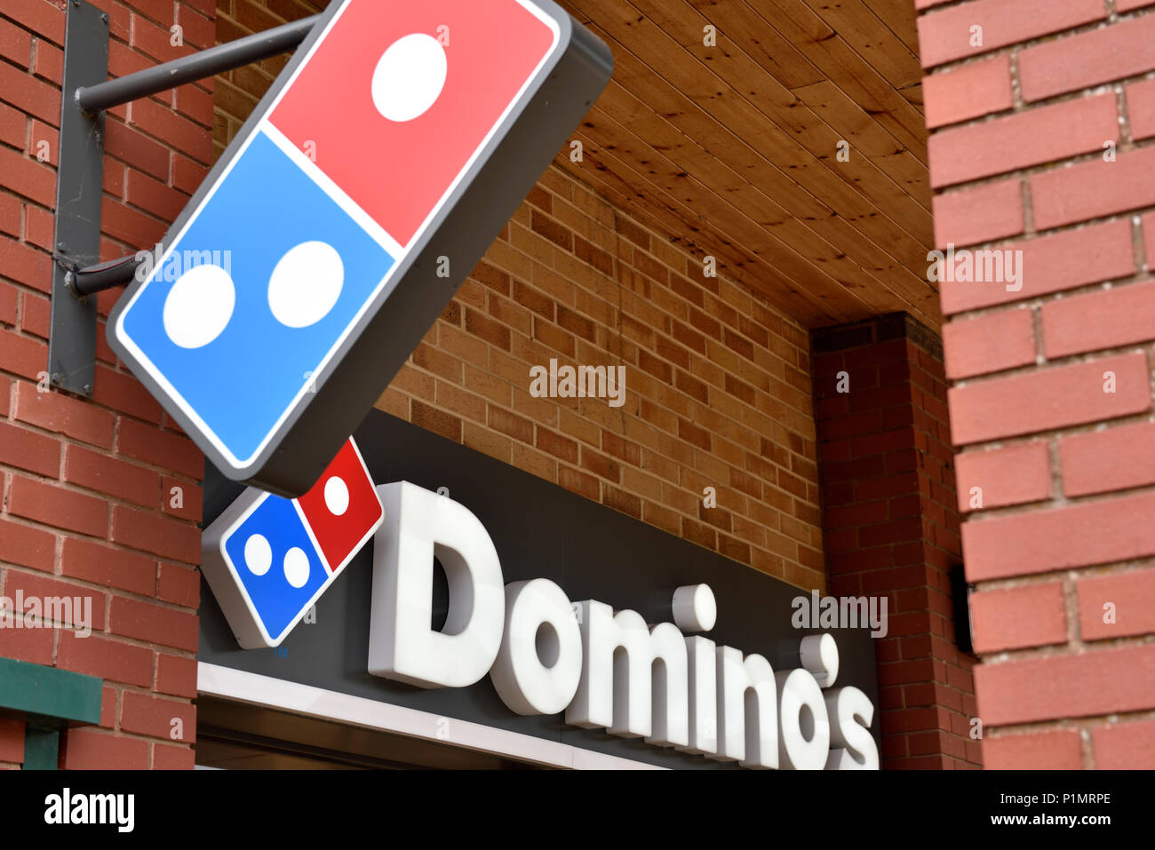 Domino's Pizza fast food Restaurant unterzeichnen und Logo Stockfoto