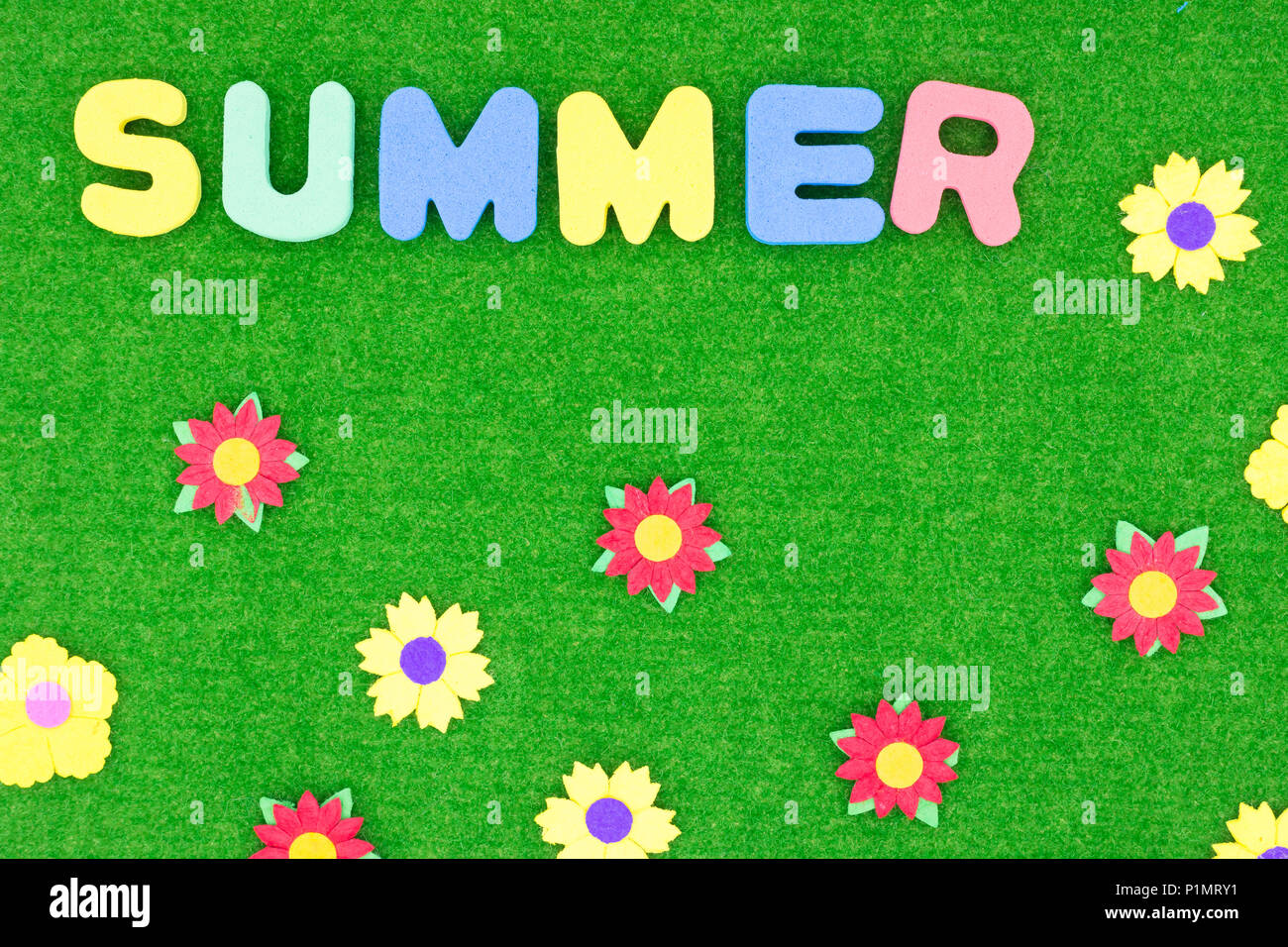 Sommer Schrift auf grünem Gras Hintergrund mit Blumen Stockfoto