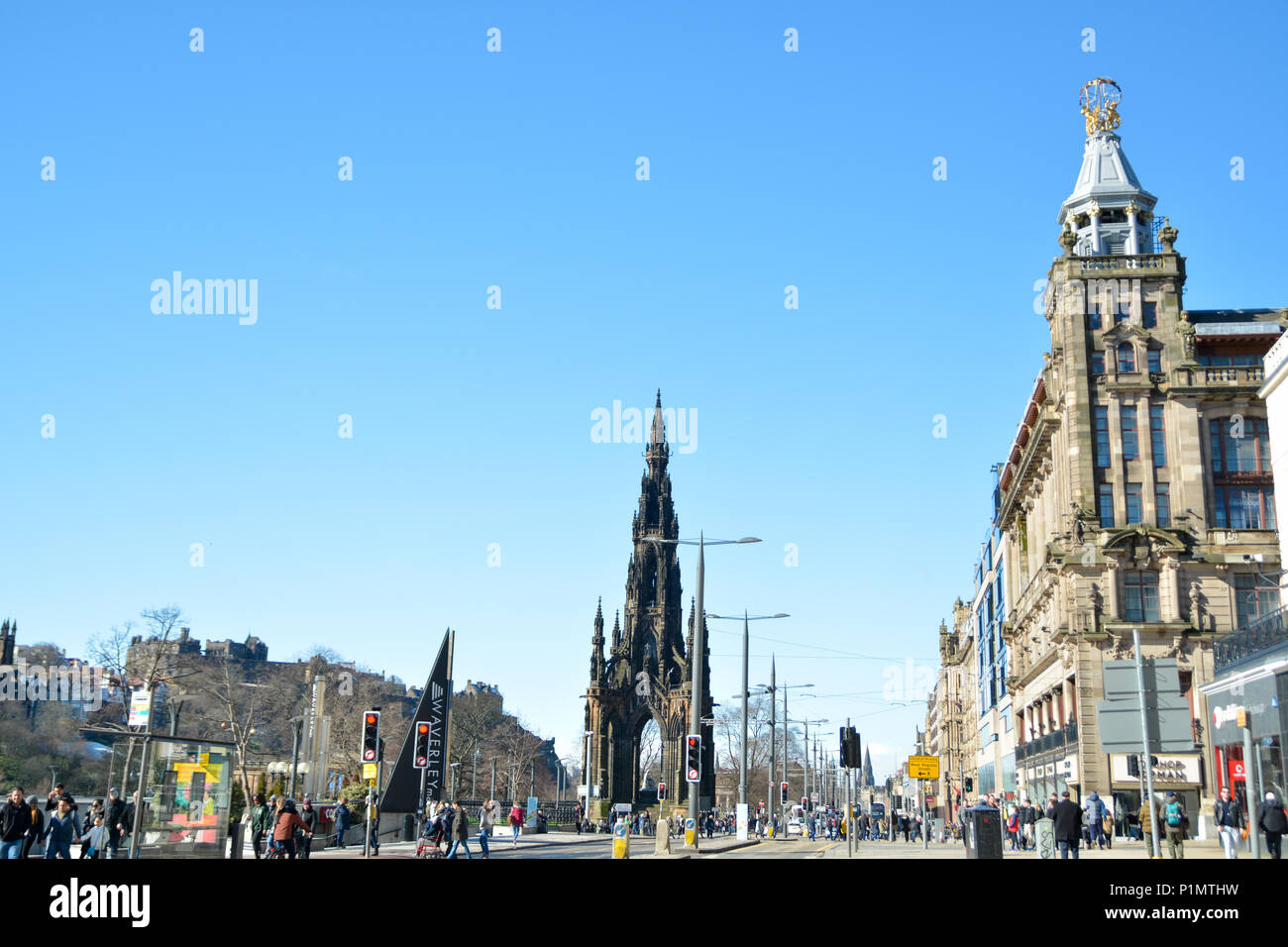 Einen Blick auf die Princes Street in der Sonne mit dem Scott Monument in der ferne Sonnen sowie Jenners auf der rechten Seite. Edinburgh, Schottland Stockfoto