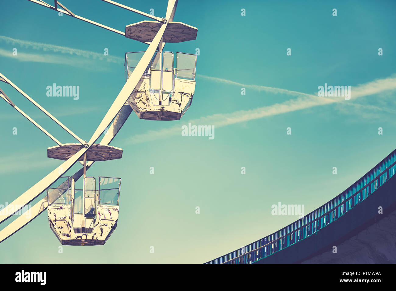 Vintage stilisierte Bild von zwei Riesenrad Autos. Stockfoto