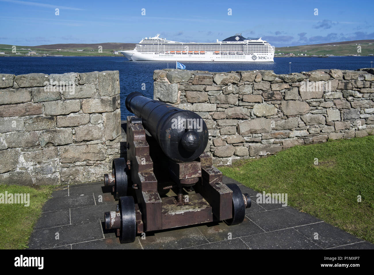 Kanone bei Fort Charlotte aus dem 17. Jahrhundert im Zentrum von Lerwick und Kreuzfahrtschiff in den Bressay Sound, Shetlandinseln, Schottland, Großbritannien Stockfoto