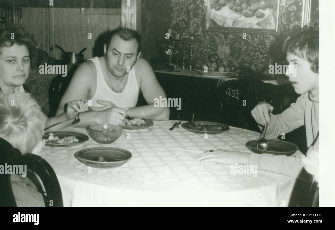 Udssr - circa 1970 s: Retro Foto zeigt Familie während der Mittagszeit. Vintage Schwarz/Weiß-Fotografie. Stockfoto