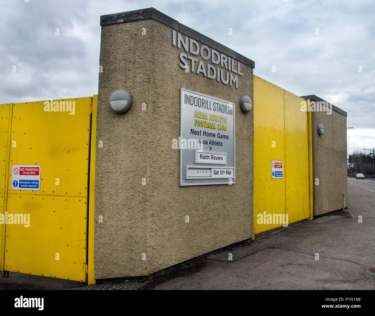ALLOA, Schottland - 13. MÄRZ 2016: Die wichtigsten Tore von Indodrill Stadion in Alloa, die im Mittelland von Schottland gelegen ist. Stockfoto
