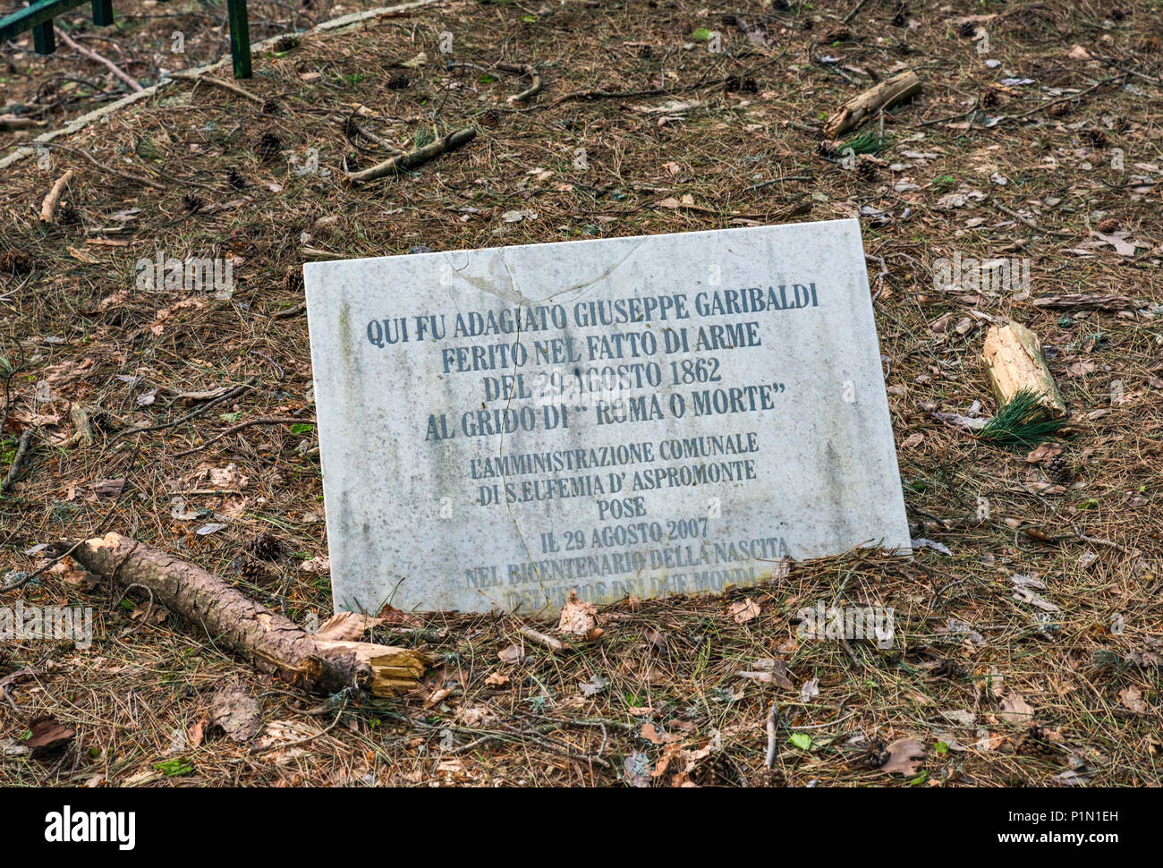 Zeichen an der Stelle wo Giuseppe Garibaldi 1862 verwundet wurde, Mausoleo di Garibaldi, in der Nähe von Gambarie, im Nationalpark Aspromonte, Kalabrien, Italien Stockfoto