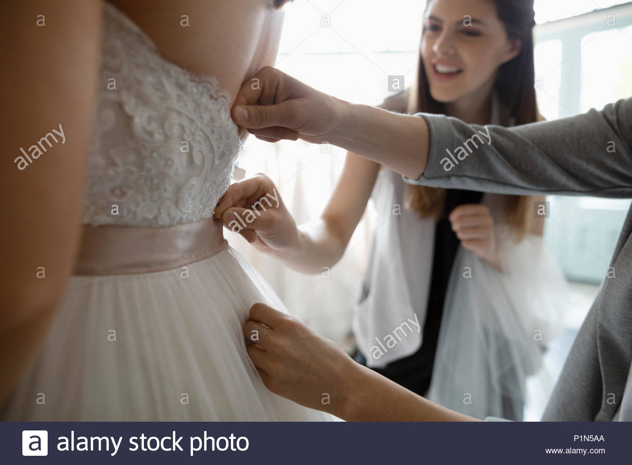 Braut und Freunde an der Hochzeit Kleid Fitting in Bridal Boutique Stockfoto