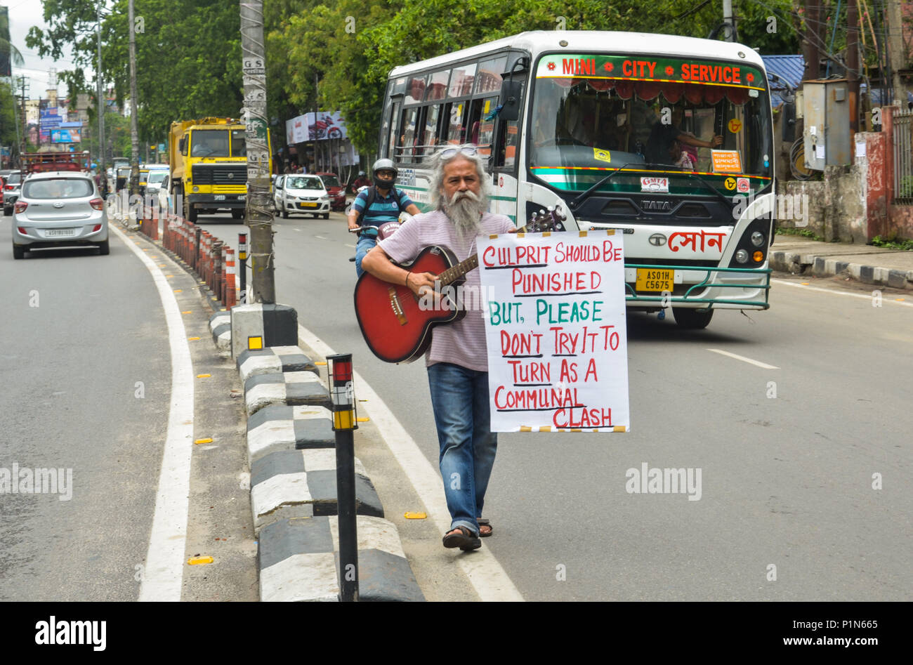 Guwahati, Assam, Indien. 12. Juni 2018. Musiker Kishore Giri Gitarre spielen auf der Straße in Guwahati am Dienstag aus Protest gegen die Tötung von zwei unschuldige Assamesisch Jugendliche in Städte Anglong, Assam. Abhijeet Nath und Nilotpal Das wurden zu Tode geschlagen von einem Mob in Städte Anglong district vermutet, um die Jugendlichen zu Kind Entführer. Foto: David Talukdar/Alamy Livenews Stockfoto