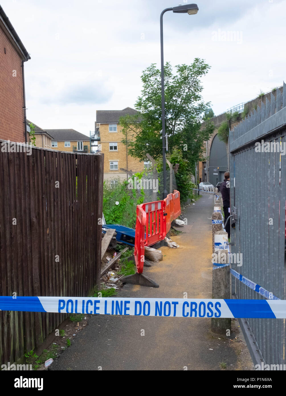 South Harrow, London, England. 12. Juni 2018. Polizei sucht Hinweise und die Szene des Jüngsten gewaltsamen Zwischenfall in der Egge schützen, die kontinuierliche Gewaltverbrechen Preise in London beitragen. Die Lage ist sehr nahe an den letzten Erstechen eines 17 Jahre alten und ist Teil der gleichen Untersuchung. Die Polizei wollte nur sagen, dass jemand sehr schwer verletzt worden war. Sie waren eine Fingerspitze der Suche nach dem Tatort auf Roxeth Green Avenue, South Harrow. Kredit © Tim Ring/Alamy leben Nachrichten Stockfoto