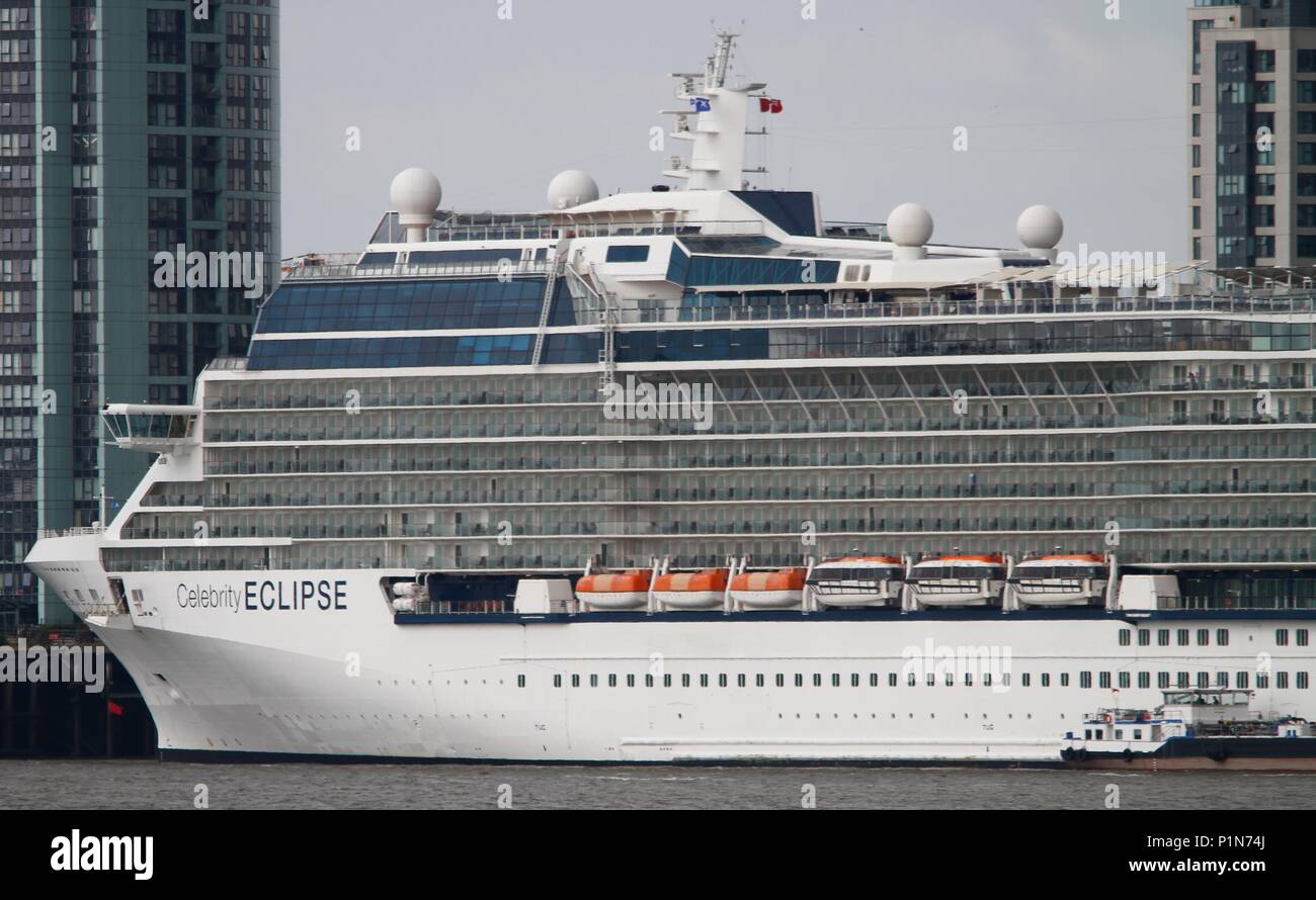 Liverpool, Großbritannien, 12. Juni 2018 Kreuzfahrtschiff Celebrity eclipse Docks in Liverpool für eine Nacht in der Stadt credit Ian Fairbrother/Alamy Live News Credit: IAN Fairbrother/Alamy leben Nachrichten Stockfoto