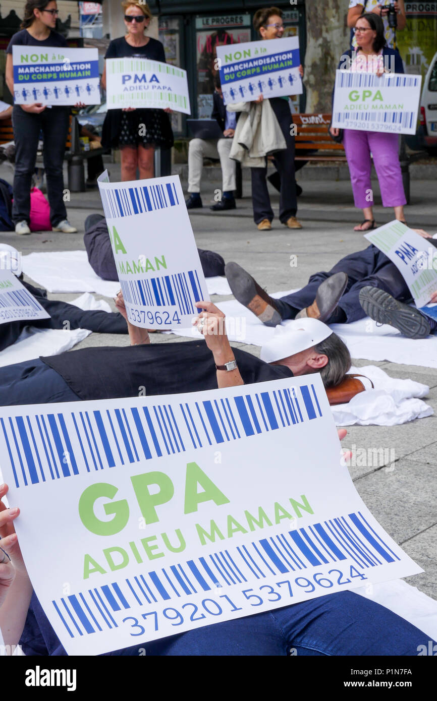 Lyon, Frankreich, 12. Juni, 2018: die Gegner der medizinisch unterstützten Fortpflanzung (auf Französisch: PMA) in Lyon (Zentral-ost-Frankreich) gesehen, da sie Teil einer Demonstration teilnehmen, darunter ein Sterben, das durch die Allianz Vita organisiert gegen angebliche Gefahr der Fortpflanzung merchandiziation zu protestieren. Foto: Serge Mouraret/Alamy Leben Nachrichten. Stockfoto