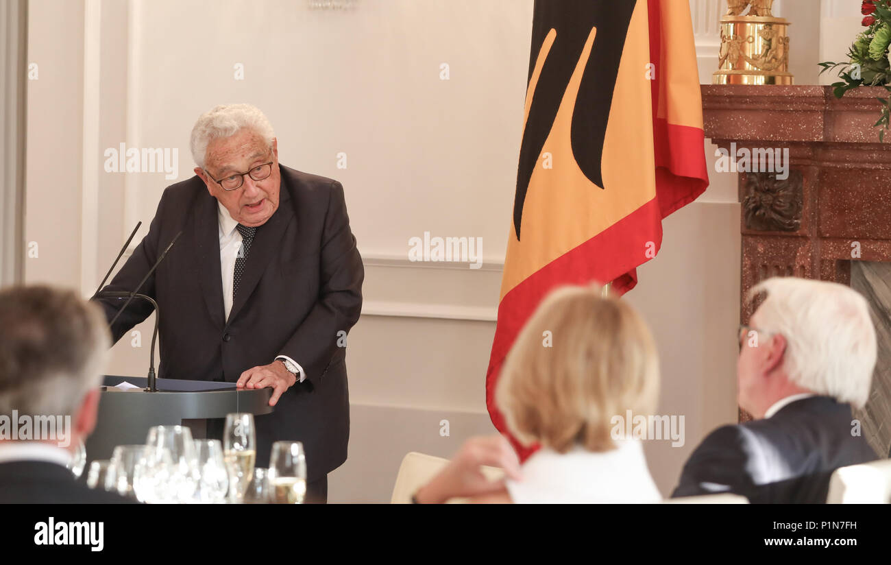 12 Juni 2018, Deutschland, Berlin: Henry A. Kissinger gibt eine Rede an der Rezeption seinen 95. Geburtstag auf Schloss Bellevue Kennzeichnung. Kissinger, der in Deutschland geboren wurde, gedreht 95 am 27. Mai. Foto: Jörg Carstensen/dpa Stockfoto