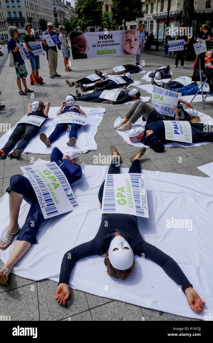 Lyon, Frankreich, 12. Juni, 2018: die Gegner der medizinisch unterstützten Fortpflanzung (auf Französisch: PMA) in Lyon (Zentral-ost-Frankreich) gesehen, da sie Teil einer Demonstration teilnehmen, darunter ein Sterben, das durch die Allianz Vita organisiert gegen angebliche Gefahr der Fortpflanzung merchandiziation zu protestieren. Foto: Serge Mouraret/Alamy Leben Nachrichten. Stockfoto