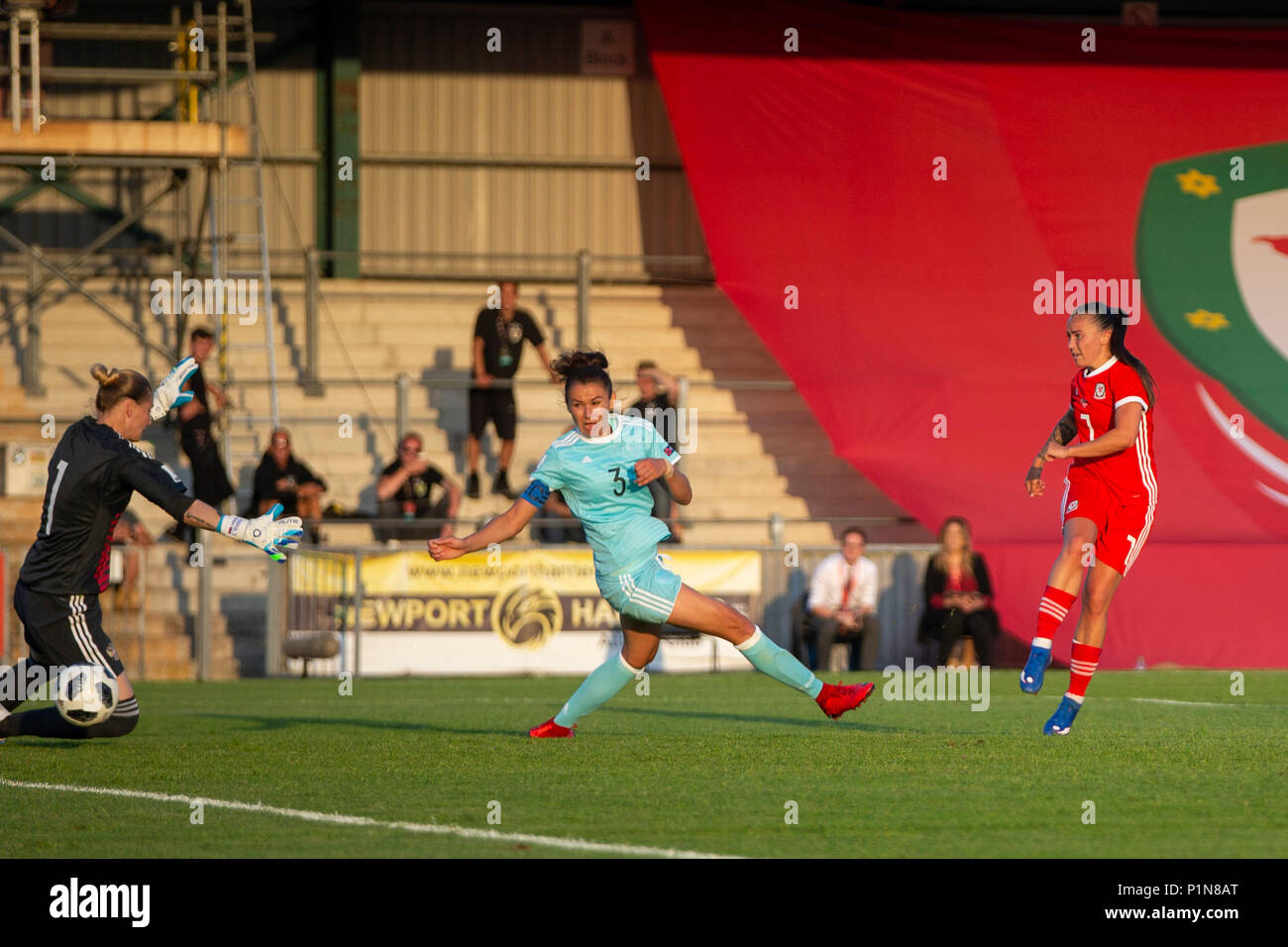 Newport, Wales, Großbritannien, 12. Juni 2018. Natasha Harding von Wales Kerben drittes Ziel ihrer Seite während der FIFA 2019 Weltmeisterschaft der Frauen qualifikationsspiel zwischen Wales und Russland in Newport Stadium Stockfoto