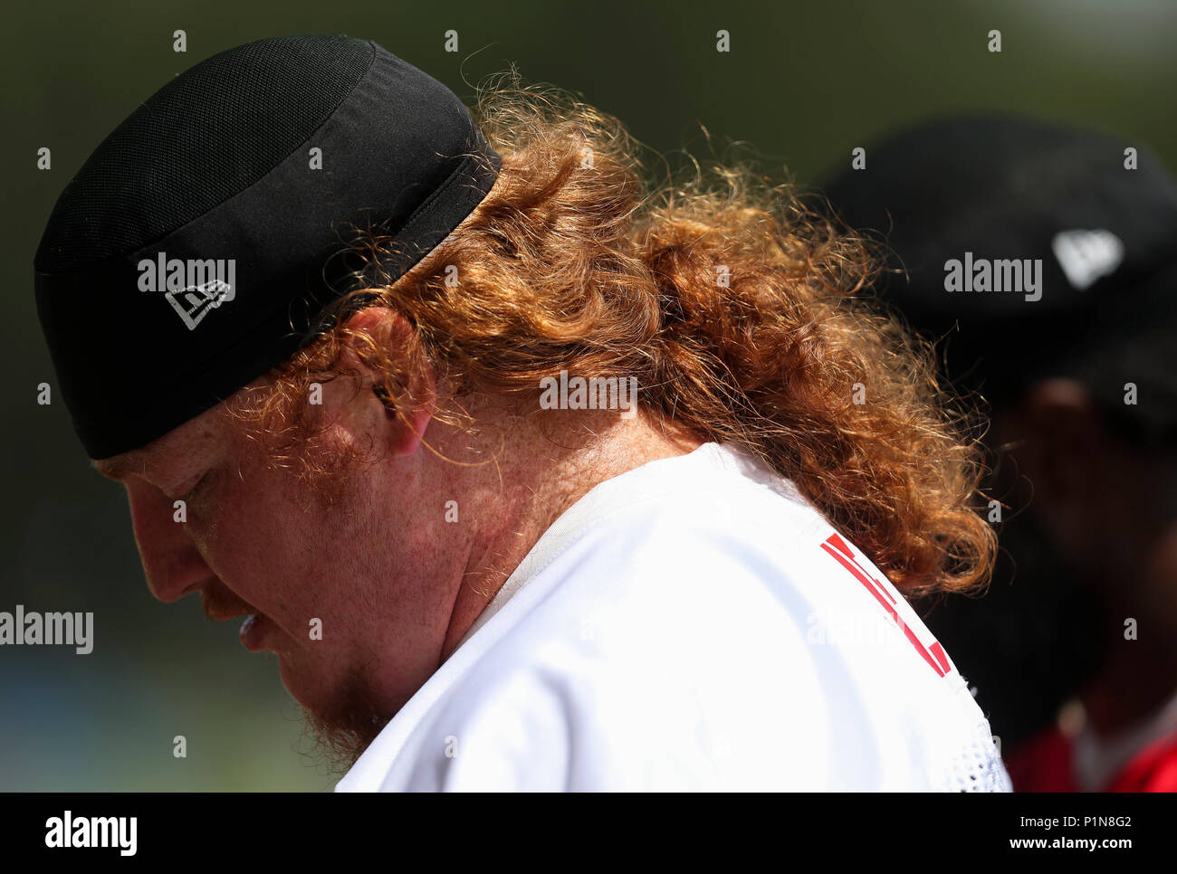 Juni 12, 2018 - Tampa, Florida, USA - MONICA HERNDON | Zeiten. Tampa Bay Buccaneers center Ryan Jensen (66) Autogramme nach dem obligatorischen mini Camp am 12. Juni 2018 in einem Buc in Tampa, Fla. (Bild: © Monica Herndon/Tampa Bay Zeiten über ZUMA Draht) Stockfoto