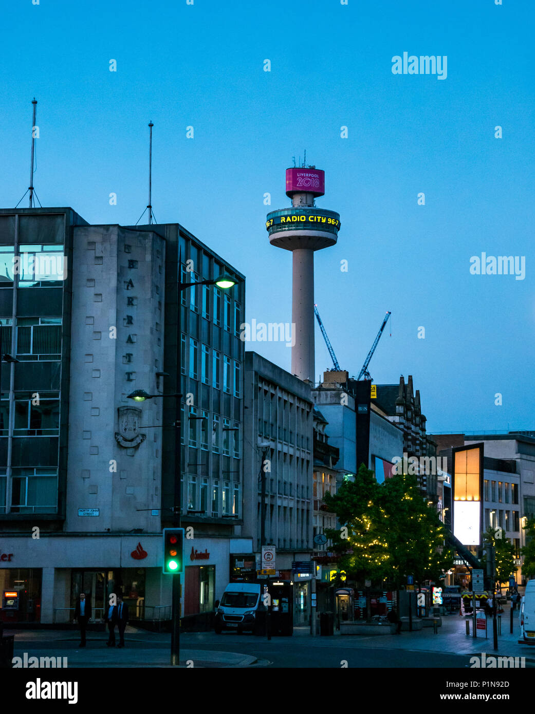 Liverpool, England, Vereinigtes Königreich, 12. Juni 2018. UK Wetter: Sonnenuntergang über Liverpool. Die 60er Jahre hoch aufragenden Radio City Tower nachts beleuchtet bildet einen starken Kontrast zu den schlechten Lichtverhältnissen in der Dämmerung Stockfoto